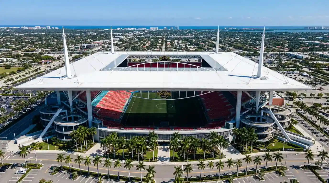 Hard Rock Stadium i Miami Gardens — staidiam sacair le canóip agus páirc glas faoi spéir ghorm